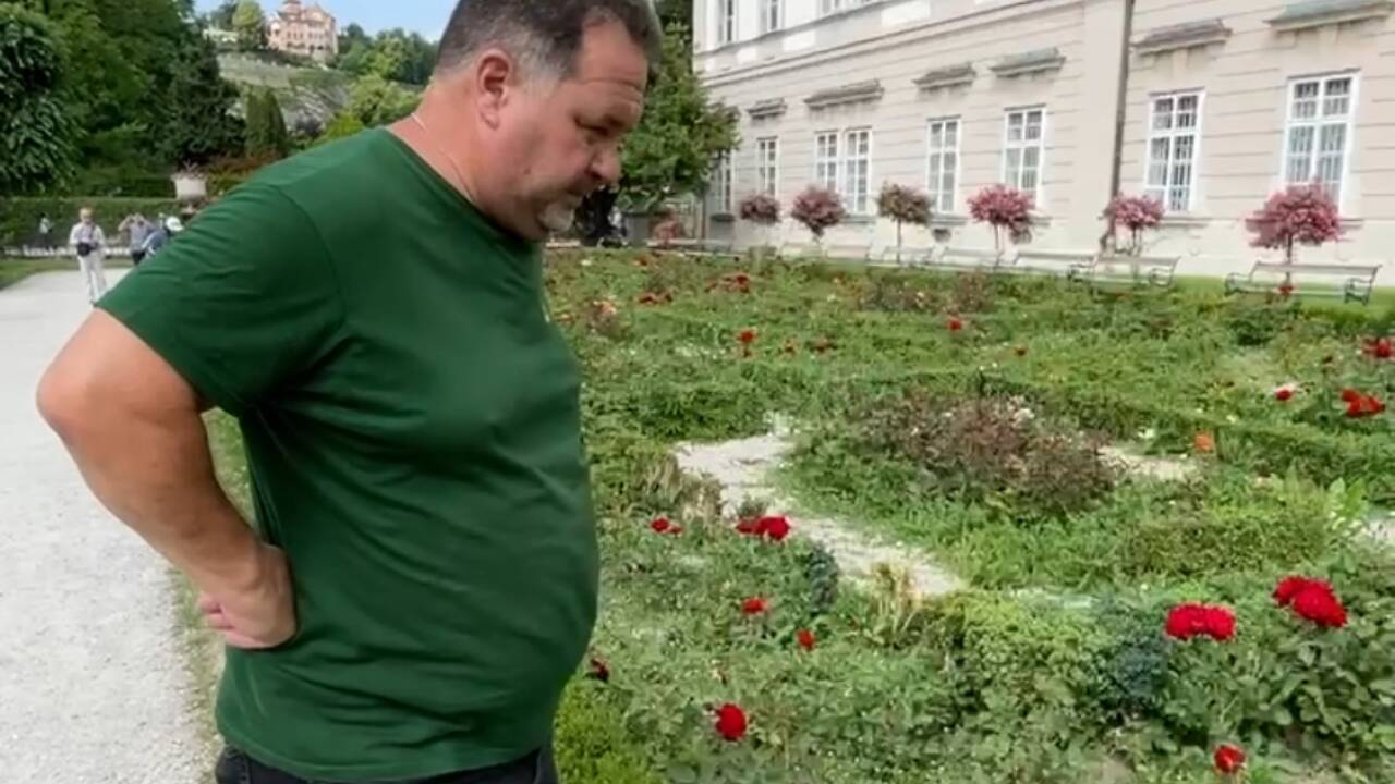 Peter Ebner vor dem größten Problem für sein Team, den Rosen.  
