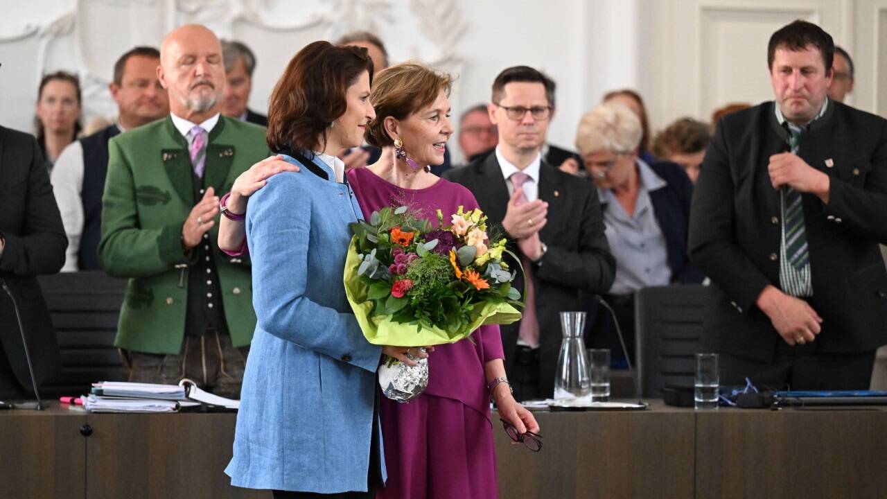 Die Salzburger Landeshauptfrau Karoline Edtstadler (ÖVP) mit Brigitta Pallauf (ÖVP), Präsidentin des Salzburger Landtags, anlässlich der Amtsübergabe am Mittwoch, 2. Juli 2025, im Rahmen der Sitzung des Salzburger Landtags. Die Salzburger Landeshauptfrau Karoline Edtstadler (ÖVP) mit Brigitta Pallauf (ÖVP), Präsidentin des Salzburger Landtags, anlässlich der Amtsübergabe am Mittwoch, 2. Juli 2025, im Rahmen der Sitzung des Salzburger Landtags.