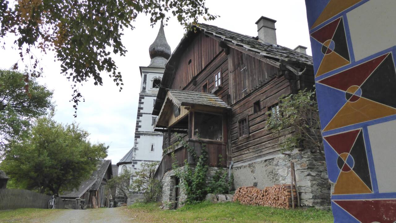 Der buntbemalte Troadkasten trägt die Jahreszahl 1793, das Mesnerhaus wird um 1300 urkundlich erwähnt und für die Kirche St. Rupert wurden römische Bausteine verwendet. Der buntbemalte Troadkasten trägt die Jahreszahl 1793, das Mesnerhaus wird um 1300 urkundlich erwähnt und für die Kirche St. Rupert wurden römische Bausteine verwendet.
