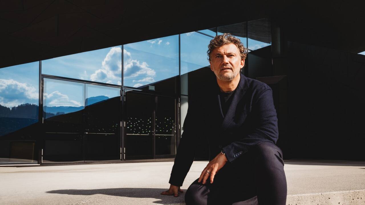 Intendant Jonas Kaufmann vor dem Festspielhaus in Erl. 