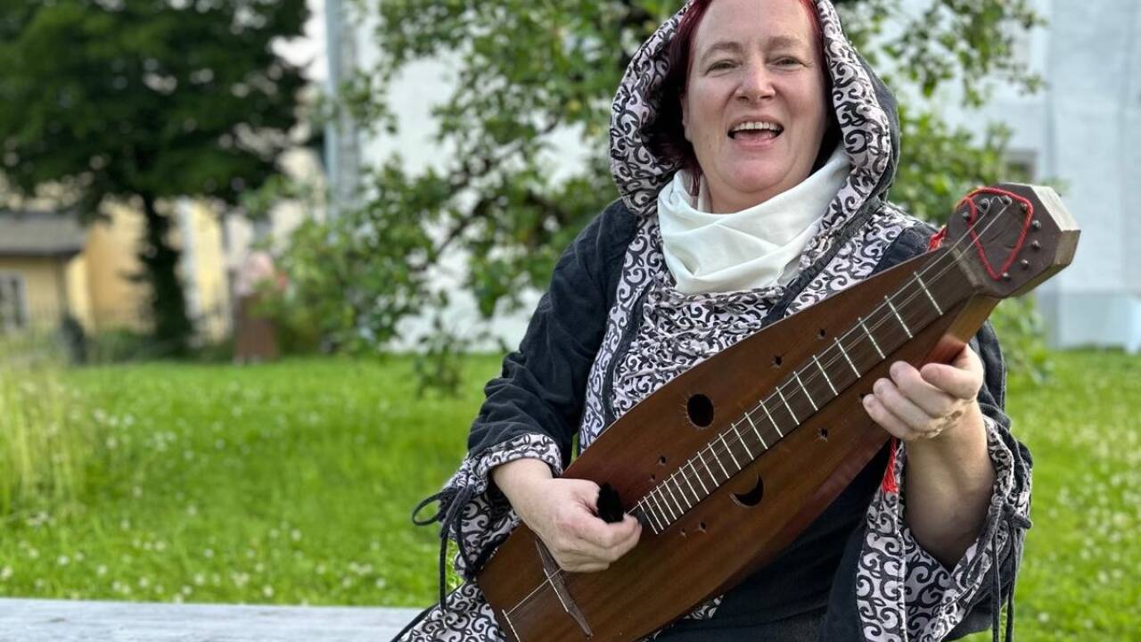 Martina Mathur umrahmt die Geschichte musikalisch. 