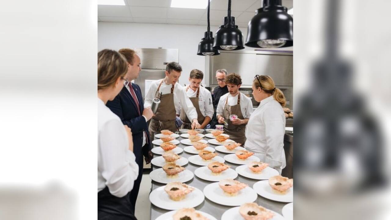Hélène Darroze (rechts im Bild) mit ihrem Team beim Anrichten in Steinbach am Attersee. 