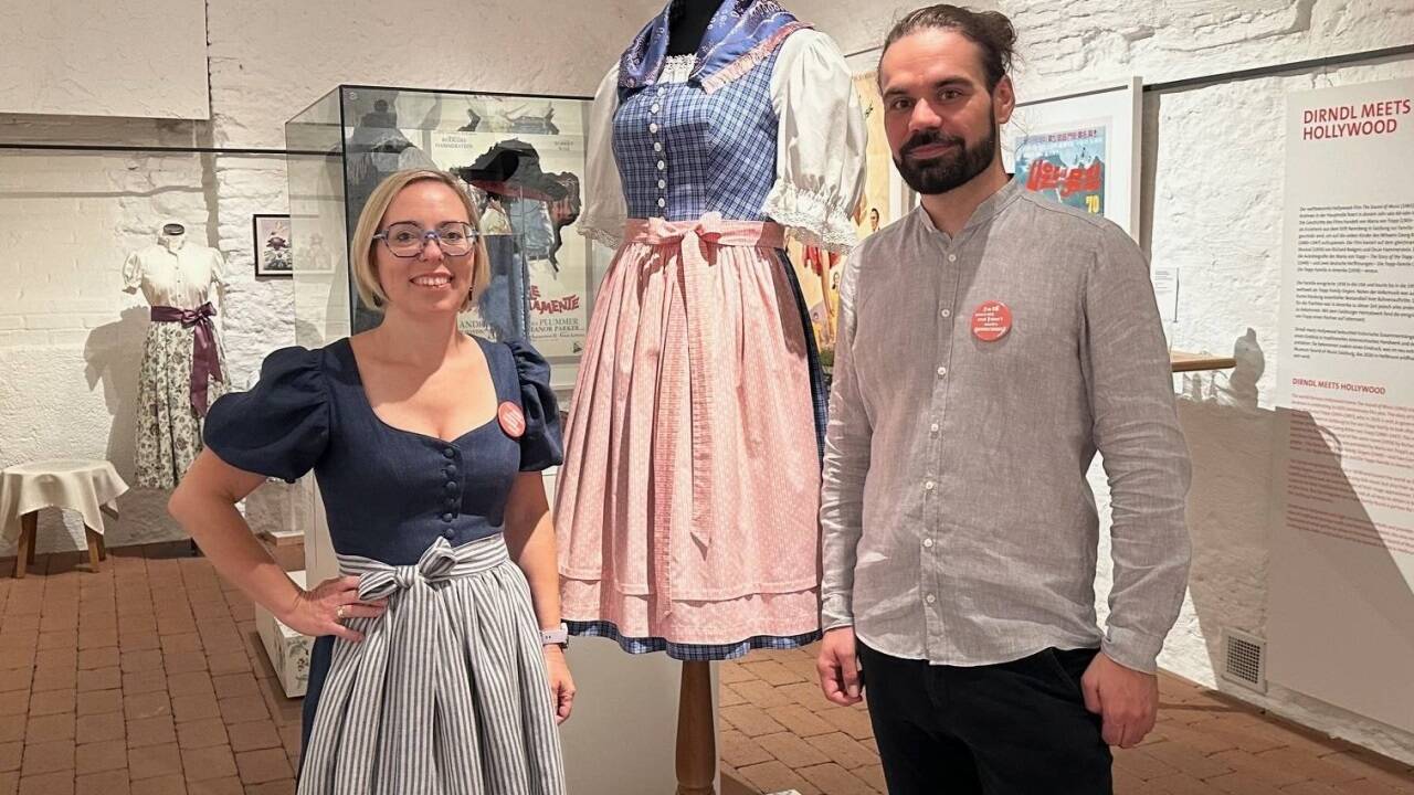 Salzburger Heimatwerk-Geschäftsführerin Gundi Schirlbauer und Matthias Bergsmann vom Salzburg Museum – er hat die Ausstellung „Dirndl meets Hollywood“ kuratiert – vor einem Trapp-Dirndl. 