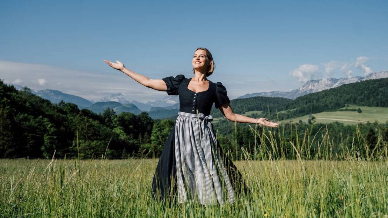 Passend zur Ausstellung gibt es im Heimatwerk eine Kollektion. Darunter das Dirndl „The Hills Are Alive“, das dem Kleid von Hauptdarstellerin Julie Andrews nachempfunden ist. 