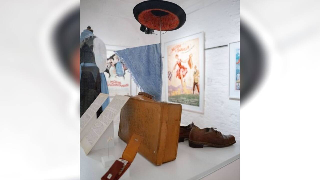 In der Ausstellung gibt es auch Exponate aus dem Privatbesitz der Familie Trapp zu sehen, etwa Koffer, Hut, Tuch und Nähzeug von Maria von Trapp. 