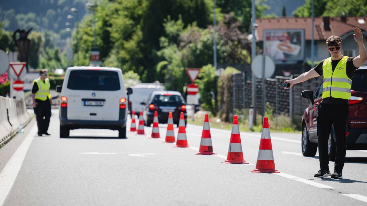 Abfahrtssperren mit Kontrolle in Hallein. 