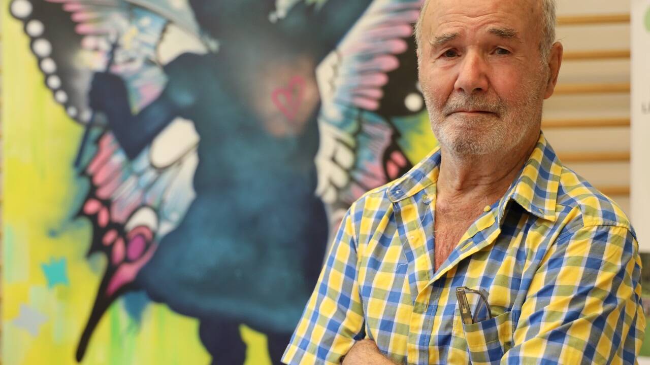 Matthias Haas vor dem Kunstwerk, das Schüler gemeinsam mit Graffitikünstlerin Tamara Volgger angefertigt haben. 