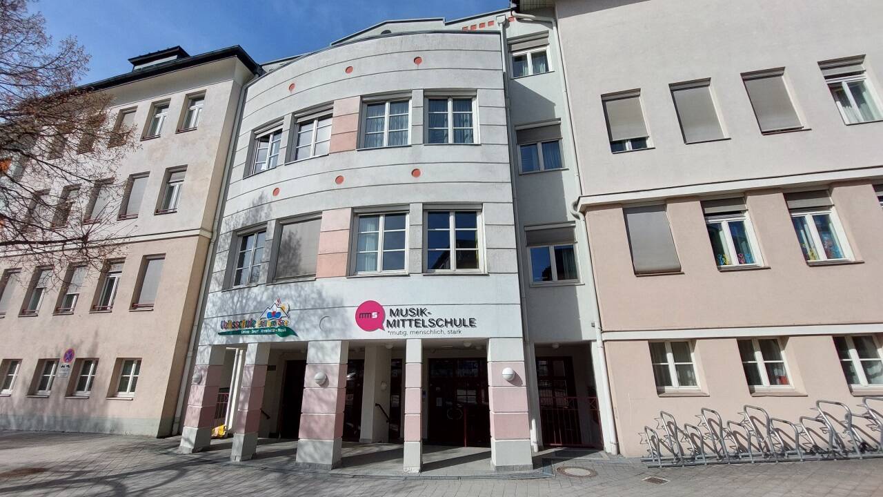 Die Volksschule und die Musikmittelschule Zell am See befinden sich im selben Gebäude. Es ist in die Jahre gekommen und soll ab 2026 saniert werden. 