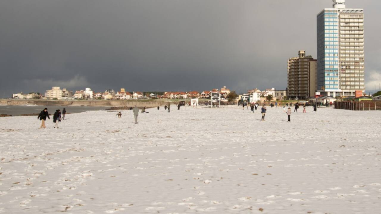 Spaziergang im Schnee am Strand von Miramar  Spaziergang im Schnee am Strand von Miramar