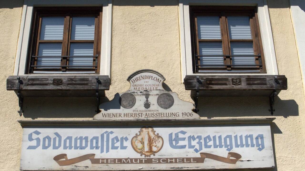 Ein bald 120 Jahre altes Firmen-Aushängeschild in Hallein.  