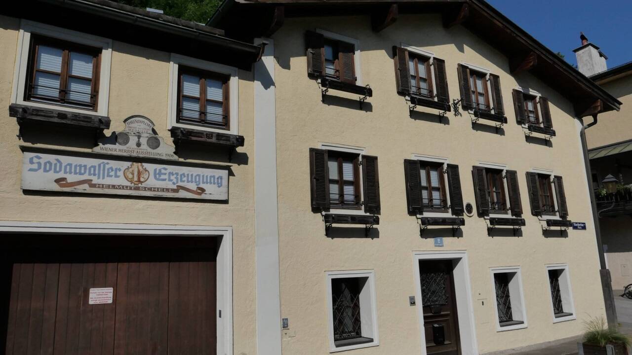 Das Firmenschild prägt den Halleiner Niedertorplatz.  