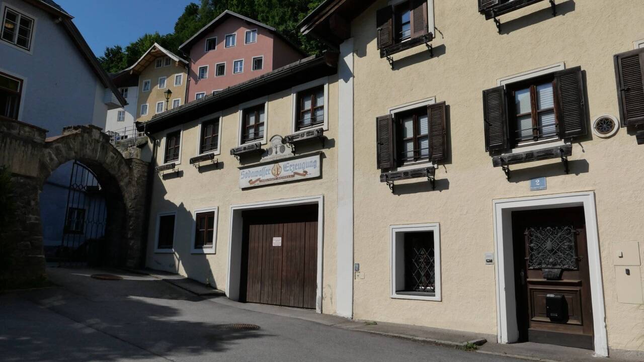 Das Firmenschild prägt den Halleiner Niedertorplatz.  