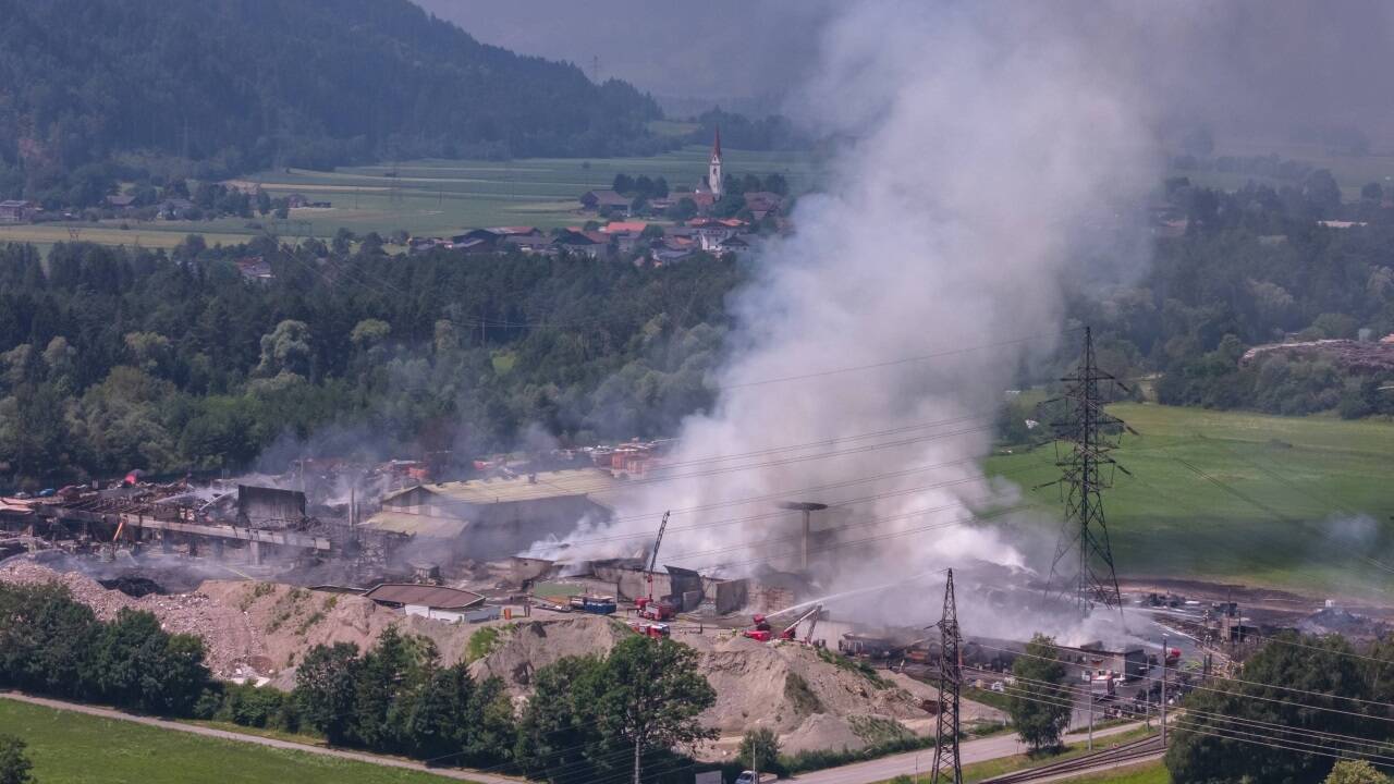Der Brand des Recyclingareals in Nußdorf-Debant hat Hunderte Einsatzkräfte drei Tage lang in Atem gehalten. Fünf Feuerwehrleute wurden verletzt. 
