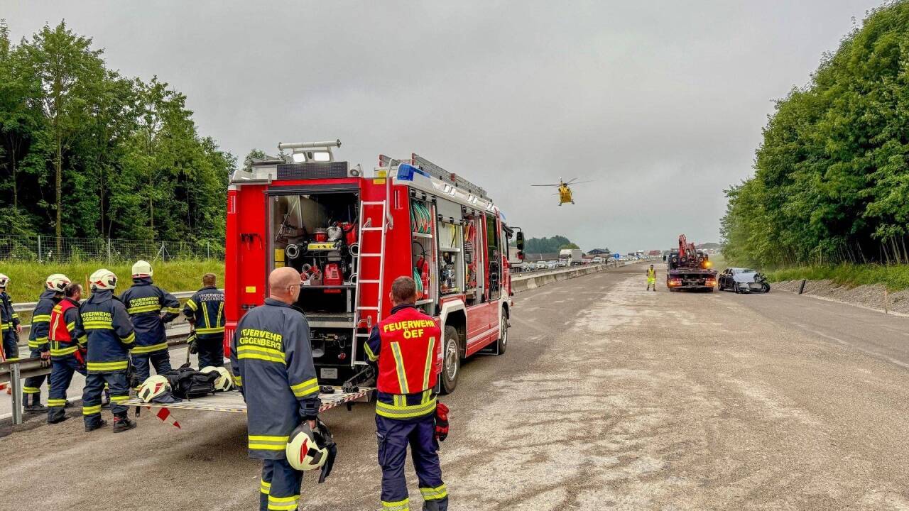 Beide Lenker wurden bei dem Unfall auf der A1 schwer verletzt. 