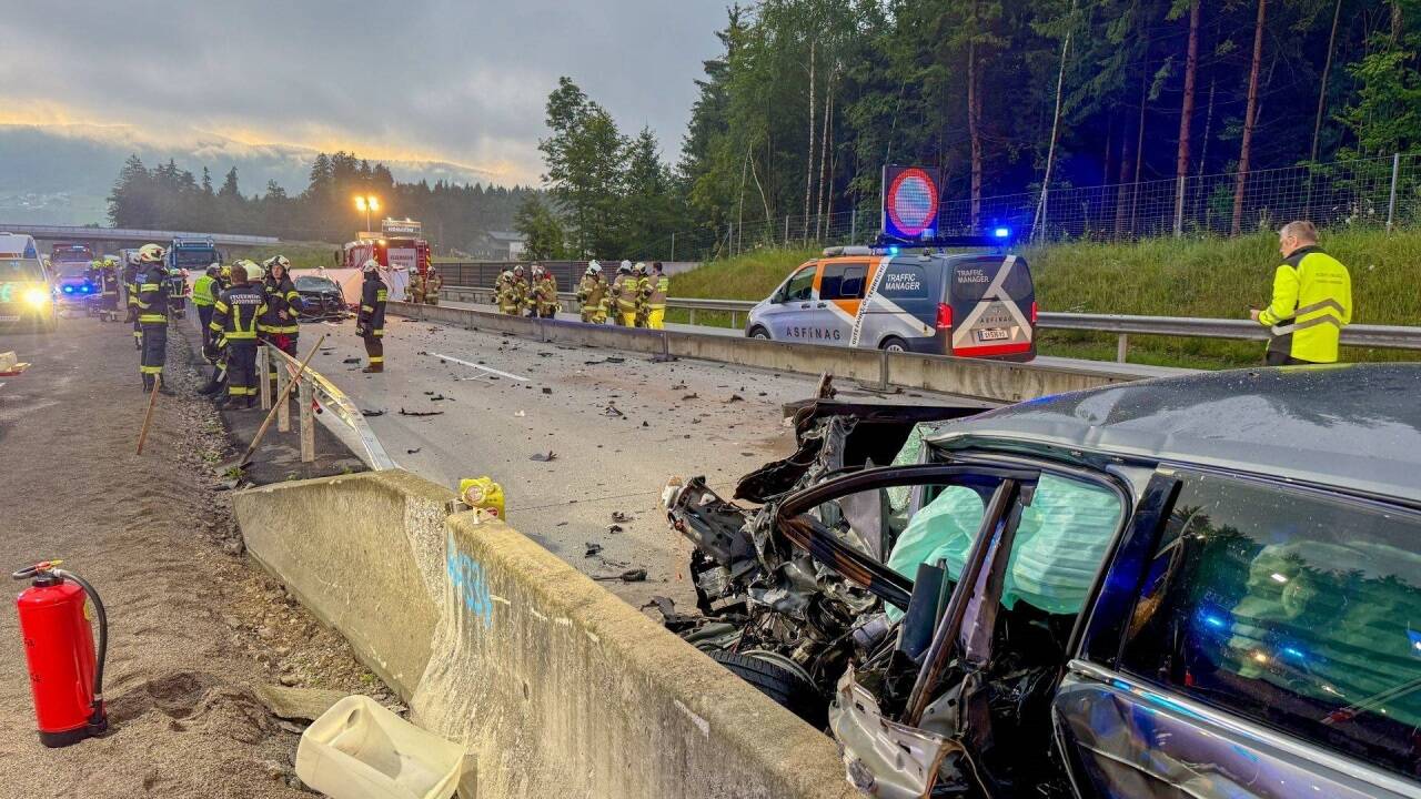 Eine schwer verletzte Person wurde via Hubschrauber ins Uniklinikum geflogen. 