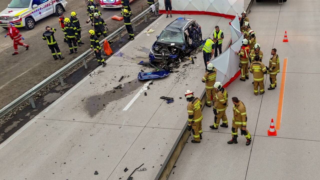 Beide Lenker wurden bei dem Unfall auf der A1 schwer verletzt. 