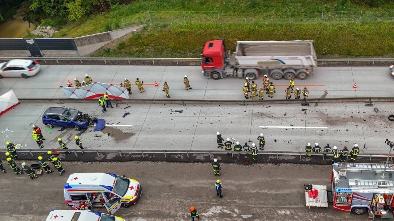 Bilder vom Einsatz auf der A1 bei Mondsee.  