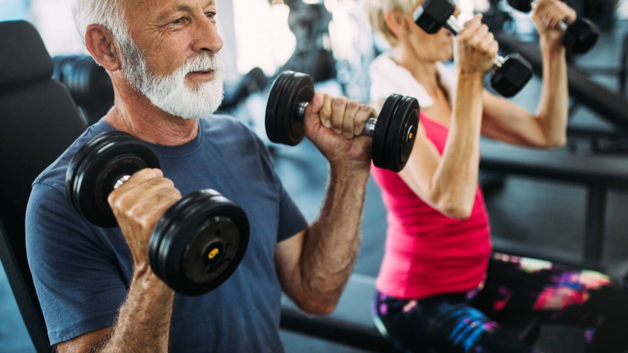 Sich mit anderen zusammenzutun, kann motivieren, beim regelmäßigen Kraft- und Ausdauertraining dabeizubleiben. 
