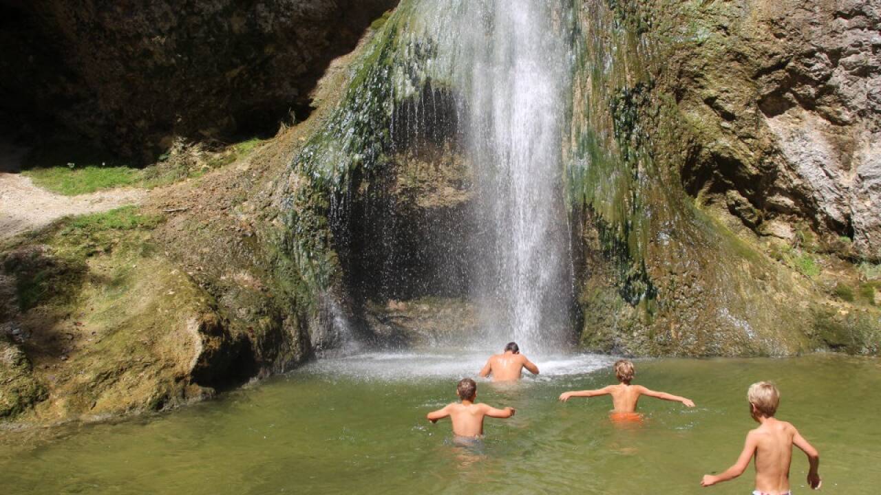 Die Ferienprogramme bieten Abkühlung: Badespaß im beim Naturerlebniscamp der Österreichischen Naturschutzjugend in Koppl. 