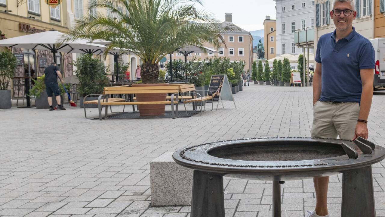 Stephan Meisnitzer aus dem Hochbauamt beim Bronzebrunnen und den Sitzwürfeln auf dem neu gestalteten Waagplatz.  