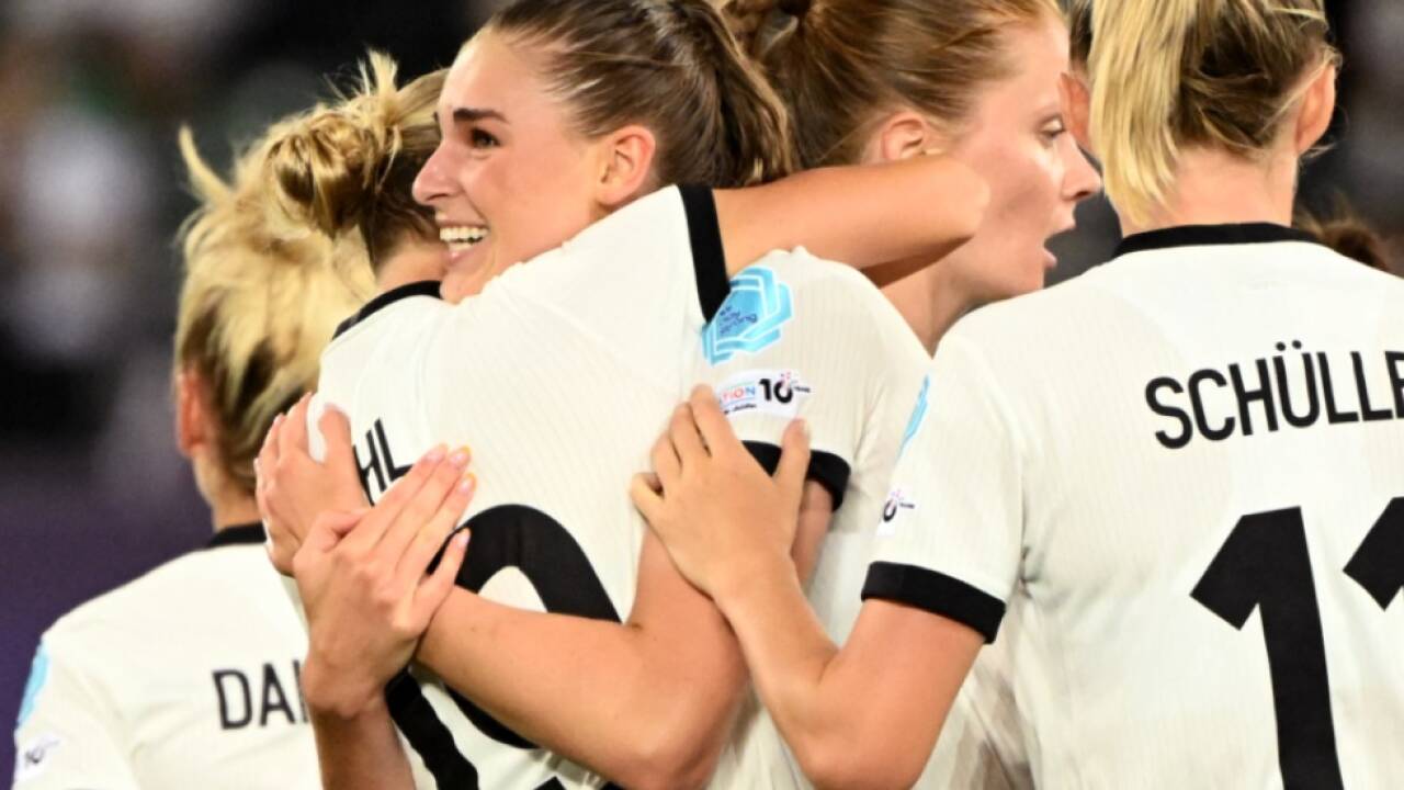 Deutschlands Fußballerinnen herzen sich beim Auftaktsieg über Polen 