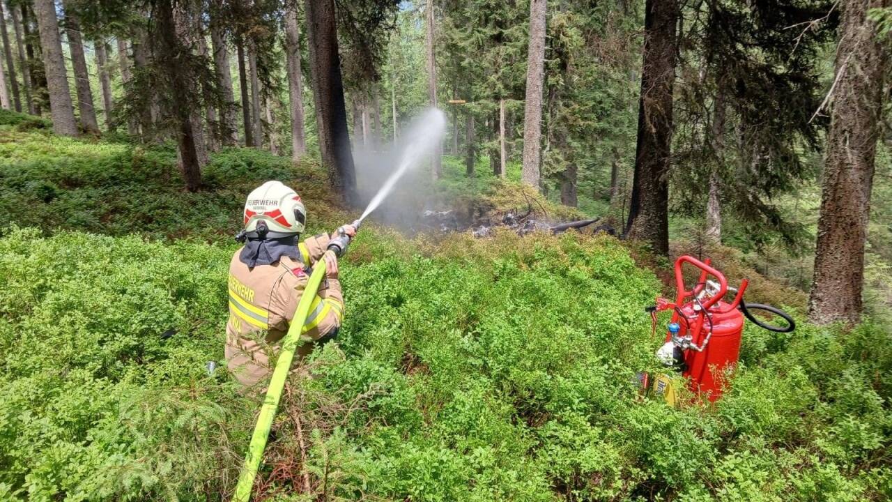 Die Einsatzkräfte bei den Löscharbeiten. 