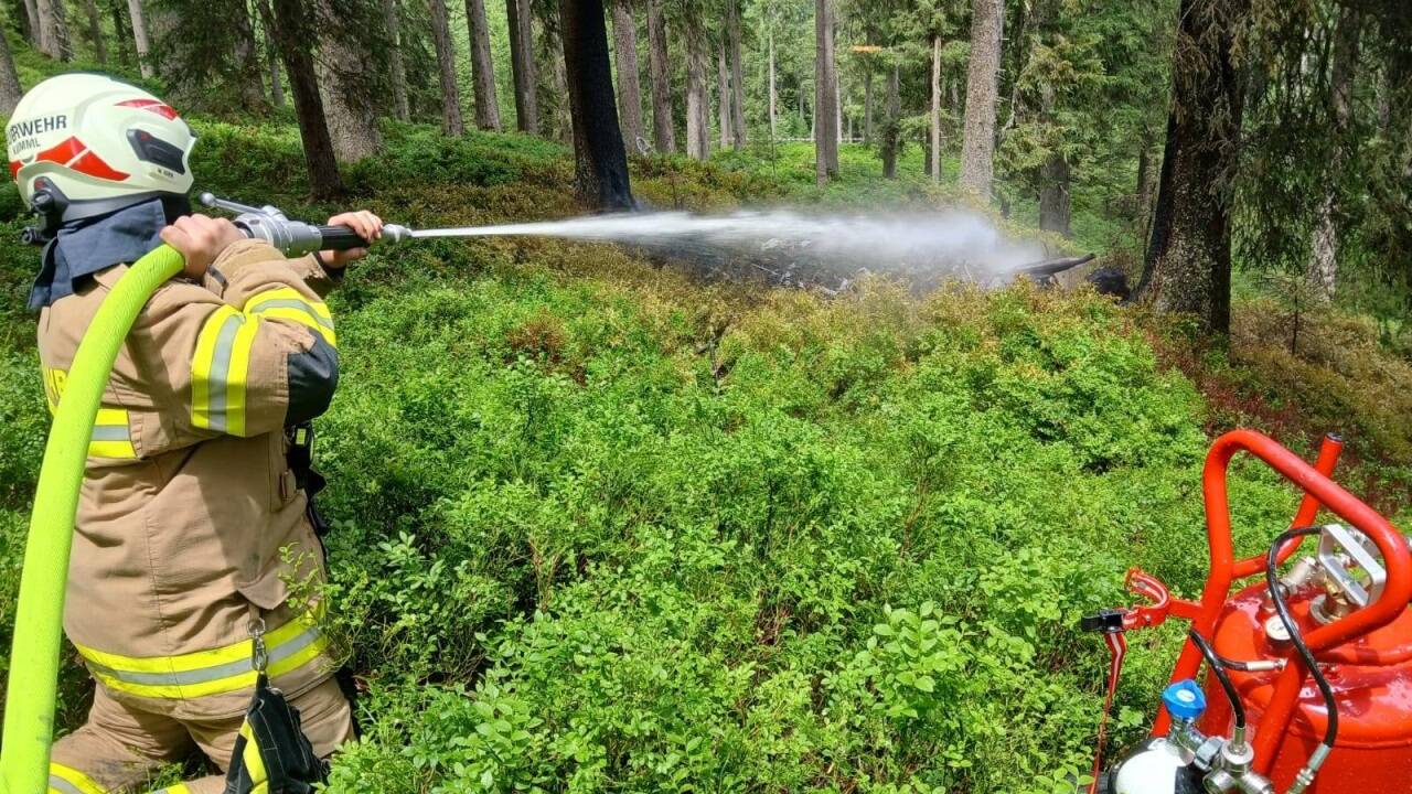 Die Einsatzkräfte bei den Löscharbeiten. 