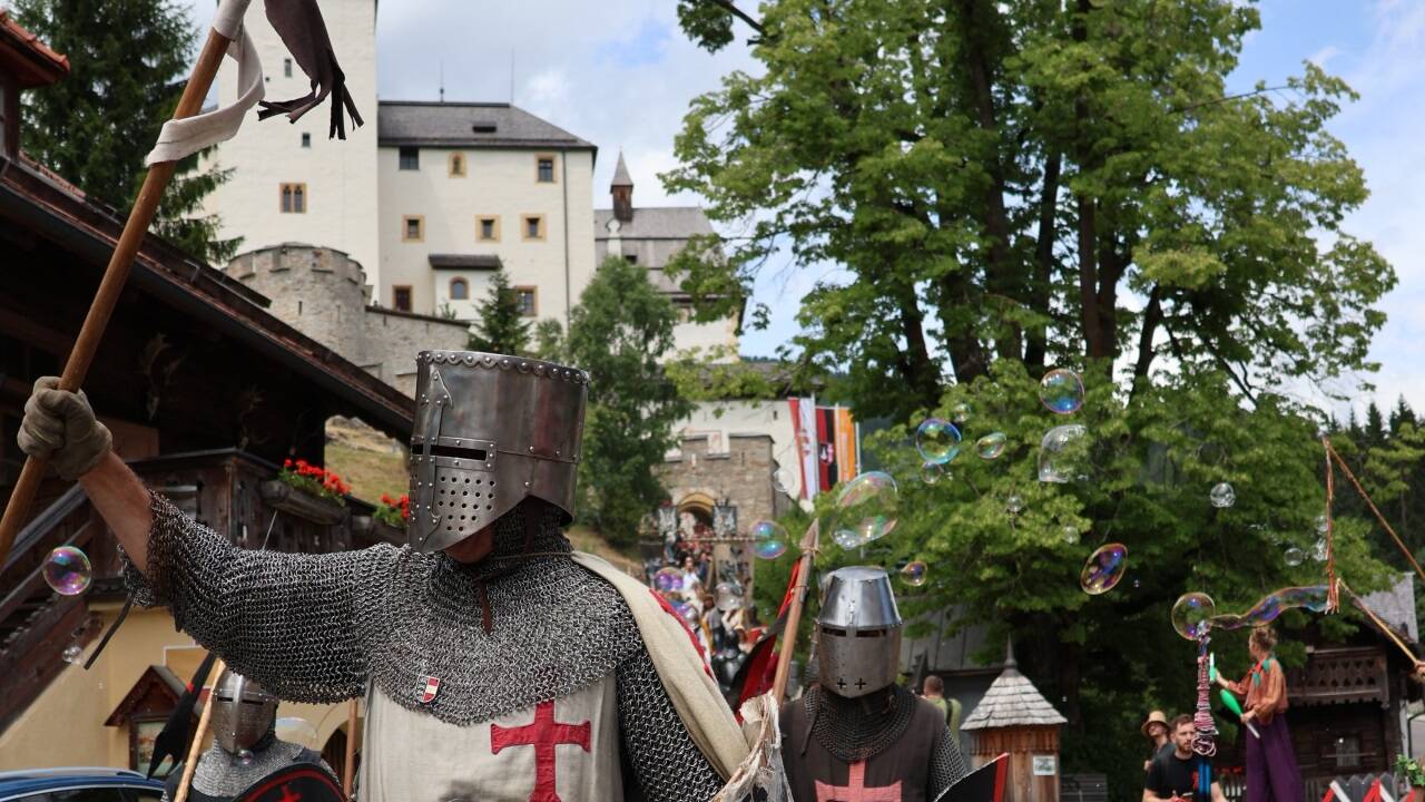 Trommeln, Fanfarentrompeten, Dudelsäcke: Lautstark zogen die Mittelaltergruppen Samstag und Sonntag beginnend von der Burg Mauterndorf in den historischen Markt ein.   Trommeln, Fanfarentrompeten, Dudelsäcke: Lautstark zogen die Mittelaltergruppen Samstag und Sonntag beginnend von der Burg Mauterndorf in den historischen Markt ein.