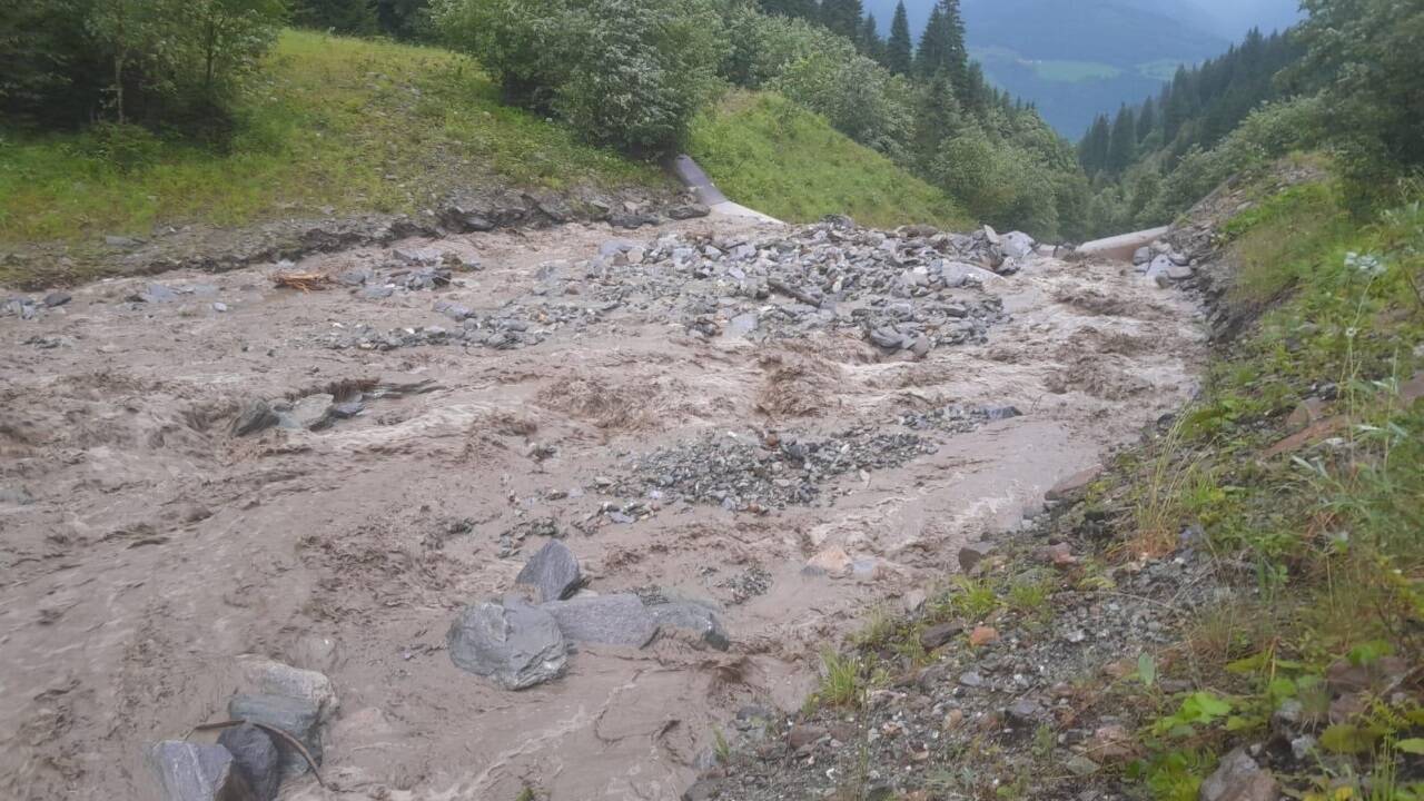 Die Einsatzkräfte im Pinzgau kämpfen am Sonntag auch gegen Murenabgänge.  