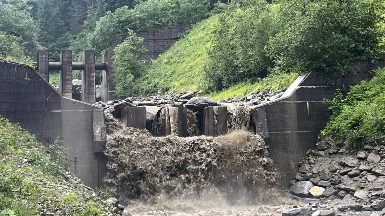 Die Einsatzkräfte im Pinzgau kämpfen am Sonntag auch gegen Murenabgänge.  
