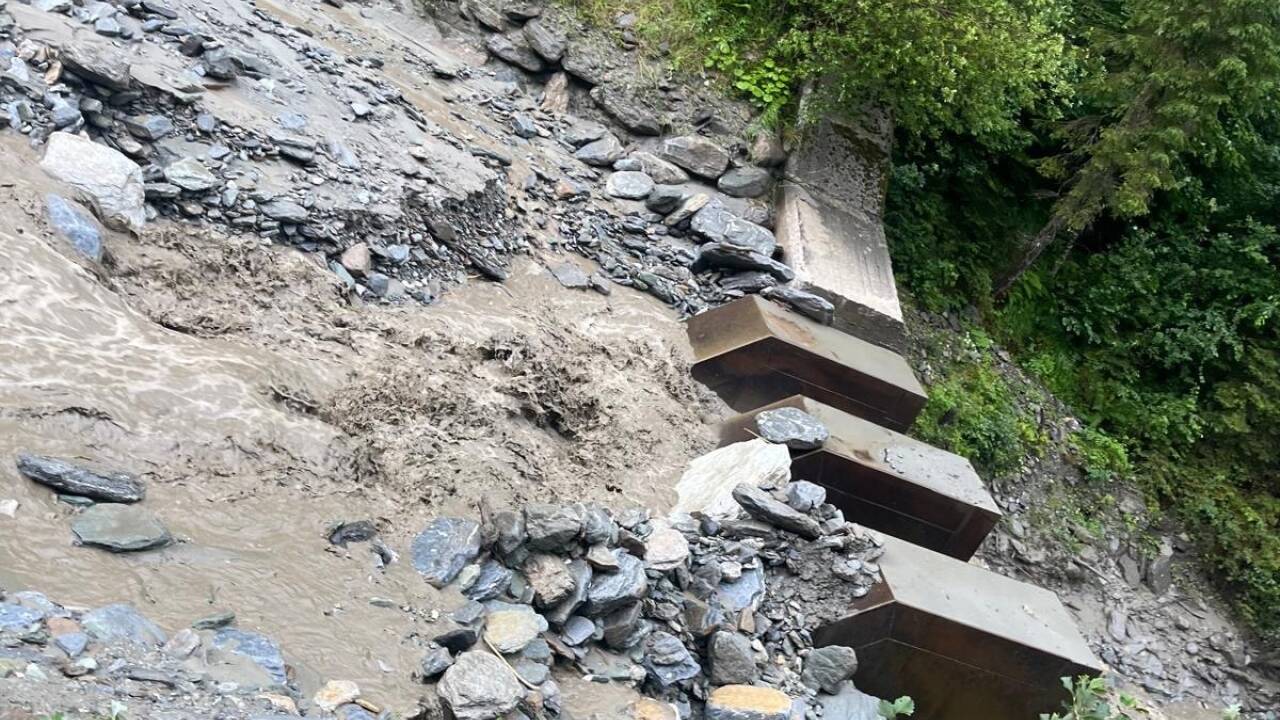 Die Einsatzkräfte im Pinzgau kämpfen am Sonntag auch gegen Murenabgänge.  