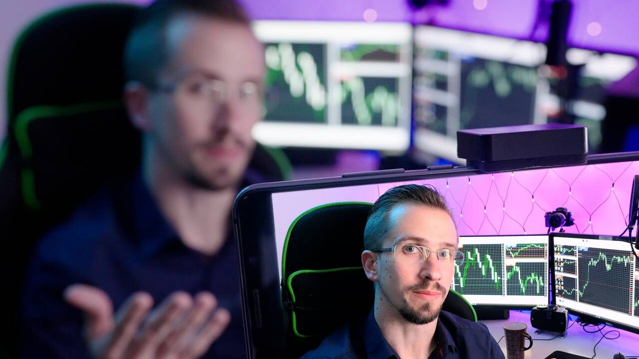 Immer mehr junge Menschen investieren ihr Geld in Aktien und Co. und informieren sich dazu über soziale Medien. 