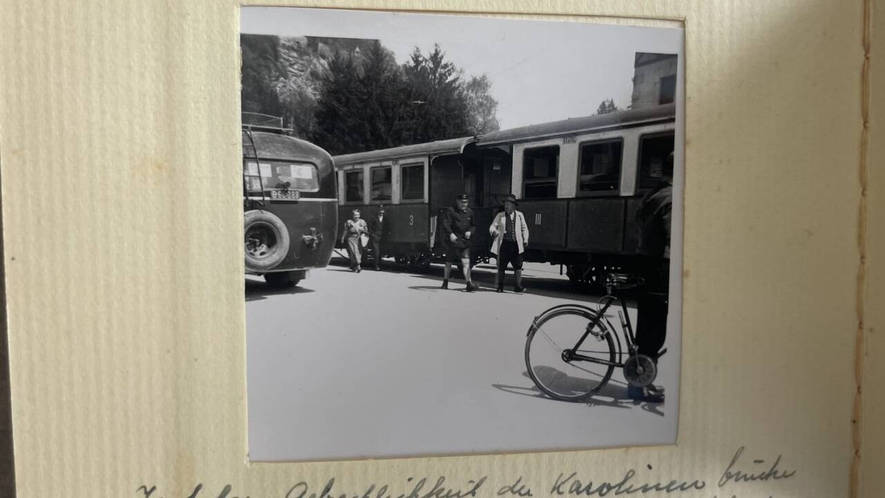 Die historischen Fotos aus dem Mai 1937 stammen aus einem Album des ÖAMTC Salzburg. Die Fahrgäste mussten aus der Straßenbahn aussteigen, dann zu Fuß über die Karolinenbrücke gehen und auf der anderen Seite wieder einsteigen.  