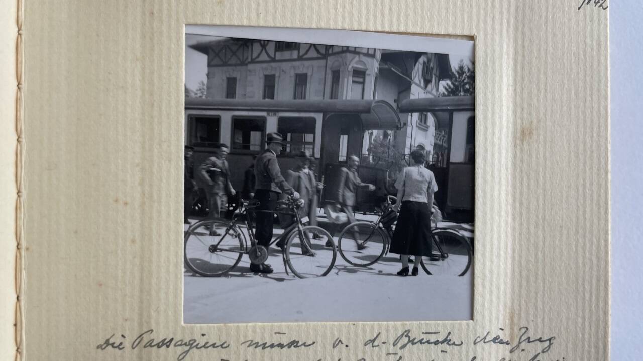 Die Lokalbahn nach Berchtesgaden und später die Rote Elektrische fuhren einst über die Karolinenbrücke in Salzburg-Nonntal. Das Foto aus dem Stadtarchiv wurde um 1908 gemacht.  