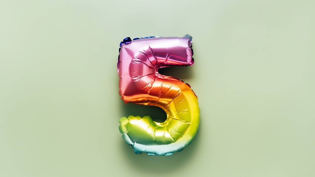 „Nicht genügend – setzen!“: Ein Fünfer im Zeugnis – der (Ferien-)Schreck vieler Schülerinnen, Schüler und Eltern. 