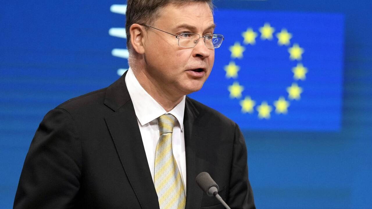 „Wir brauchen jetzt ein klares Signal. Rumänien muss dringend zur Tat schreiten“, sagte EU-Wirtschaftskommissar Valdis Dombrovskis Anfang Juni. 