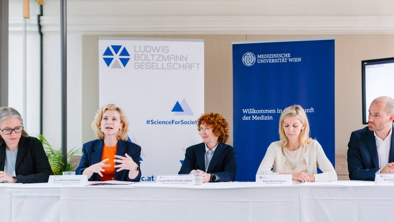 Von links nach rechts: Michaela Fritz, Vizerektorin für Forschung und Innovation der MedUni Wien; Eva-Maria Holzleitner, Bundesministerin für Frauen, Wissenschaft und Forschung; Freyja-Maria Smolle-Jüttner, Präsidentin Ludwig Boltzmann Gesellschaft; Silvia Bonelli-Nauer, Leiterin Klinische Forschungsgruppe (KFG) „EPICONN“; Bernhard Englinger, Leiter KFG „StrikeBC“; Johannes Längle, Leiter KFG „CRC-Res“ 