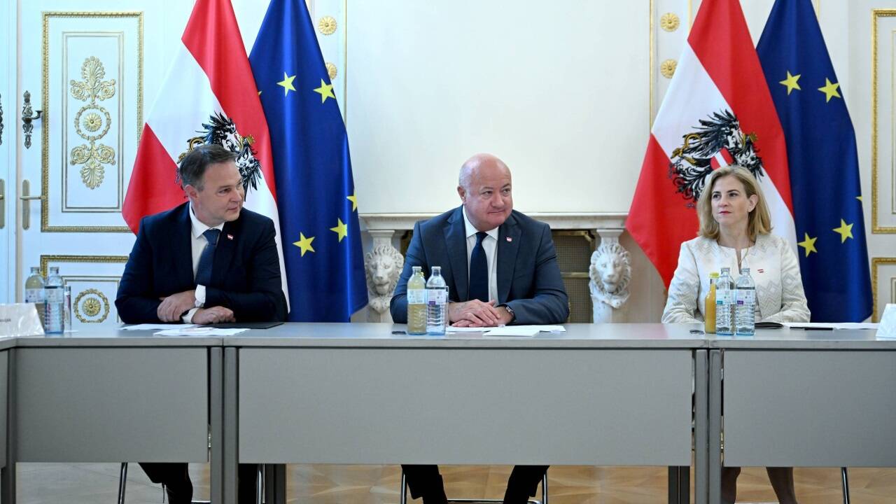 Vizekanzler Andreas Babler (SPÖ), Bundeskanzler Christian Stocker (ÖVP) und Außenministerin Beate Meinl-Reisinger (Neos) zogen am Montag eine erste Zwischenbilanz. 