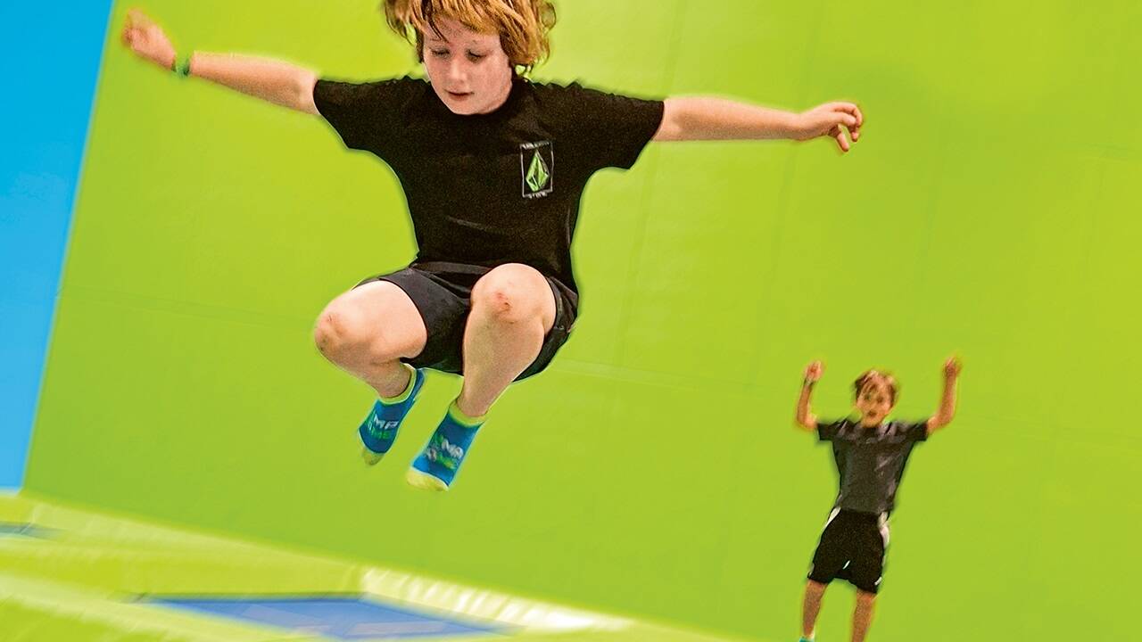 In der Luft ist die Freiheit greifbar, erleben Kinder und Erwachsene pure Freude beim Trampolinspringen. 