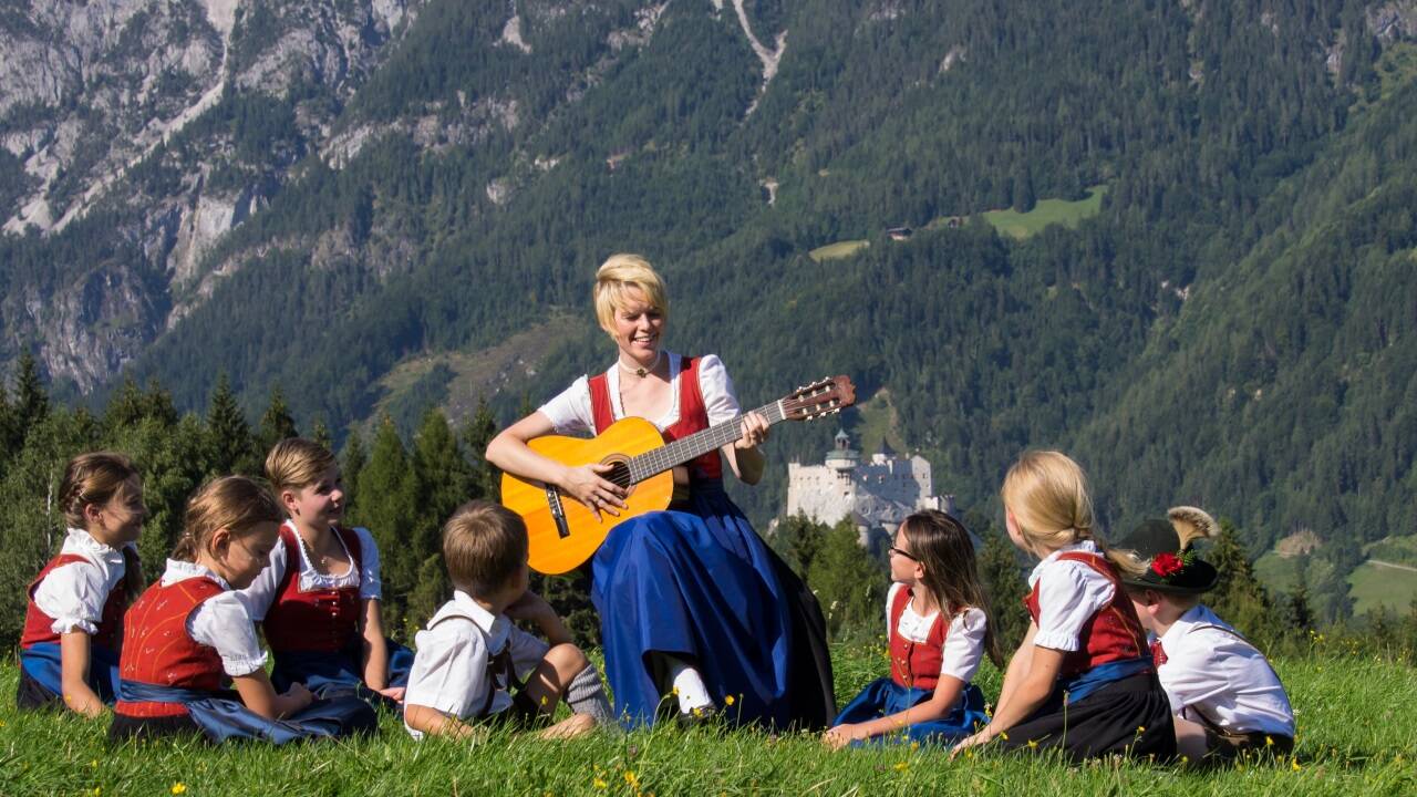 Die ikonische Szene aus dem Film „Sound of Music“ ging von Werfen aus um die Welt. Die ikonische Szene aus dem Film „Sound of Music“ ging von Werfen aus um die Welt.