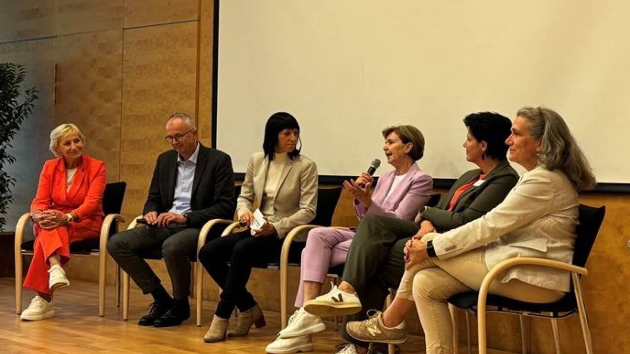 Auf dem Podium diskutierten Bürgermeisterinnen über ihre Leidenschaft für Politik. lm Bild v. l. n. r.: Bgm.in a. D. Sonja Ottenbacher, Präs. Bgm. Manfred Sampl, Moderatorin Heidi Huber von den „Salzburger Nachrichten“, LT-Präsidentin Brigitta Pallauf, Vbgm.in Sandra Hasenauer und Bgm.in Gabriella Gehmacher-Leitner. 