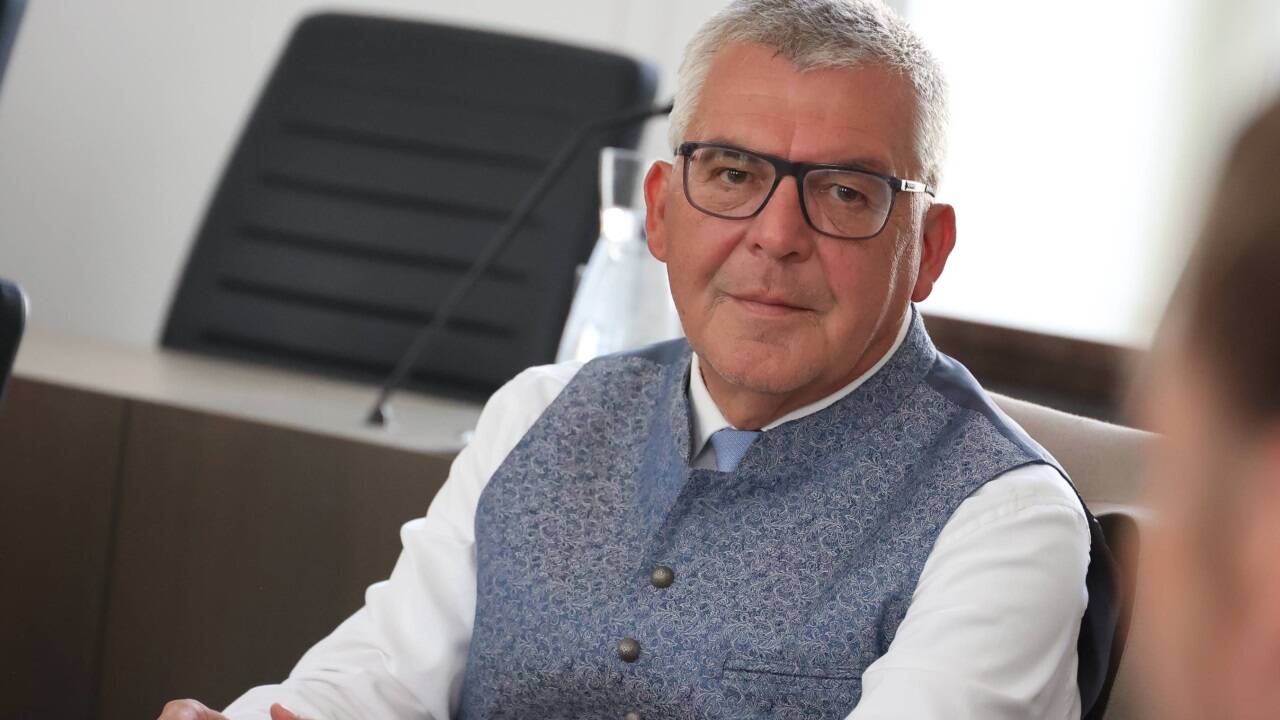 Seit 12 Jahren sitzt er auf der Regierungsbank, so lange wie derzeit kein anderer: Josef Schwaiger.  