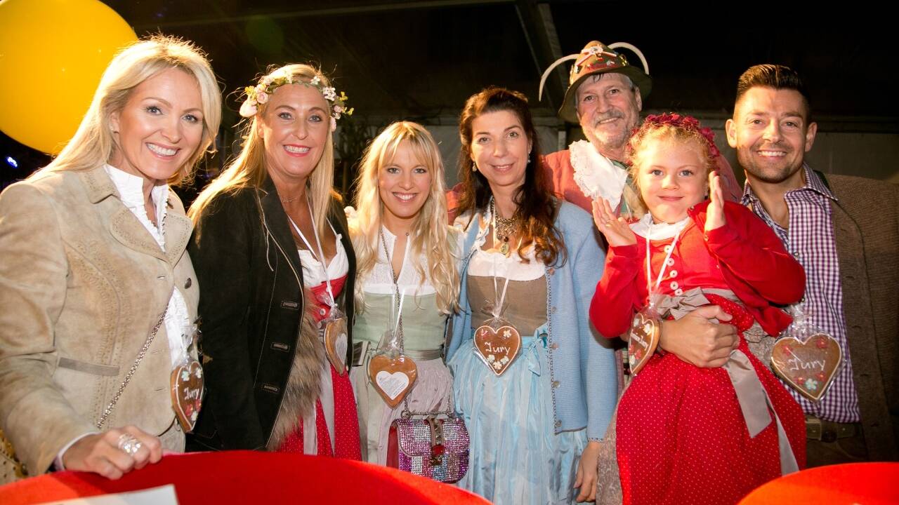 Schöne „Dirndln“ in schönen Trachten.  