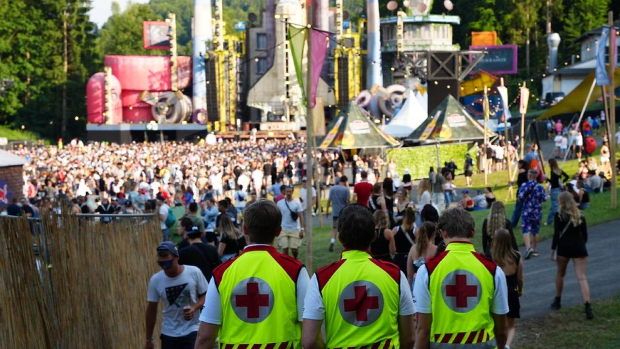 Ein 22-Jähriger starb am Samstagabend auf dem Electric Love Festival. Darüber hinaus verlief das Spektakel ruhig. Ein 22-Jähriger starb am Samstagabend auf dem Electric Love Festival. Darüber hinaus verlief das Spektakel ruhig.