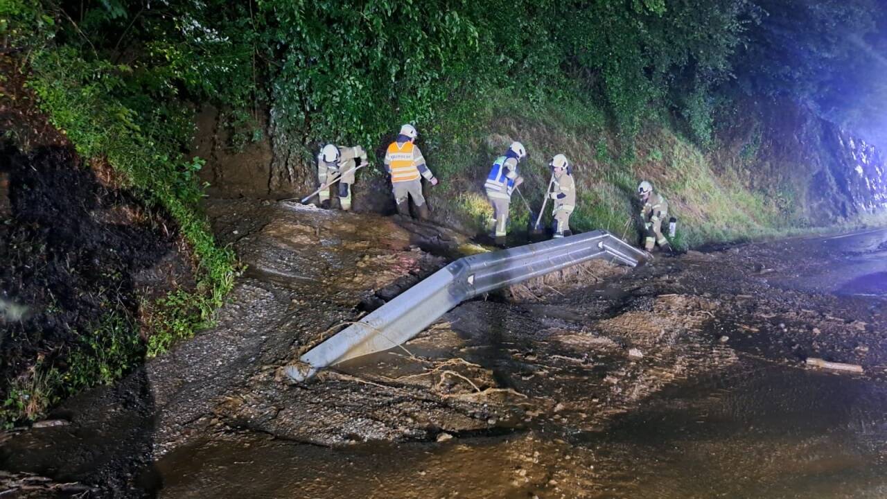 Die Fahrbahn war durch die Mure vollständig verlegt worden. 