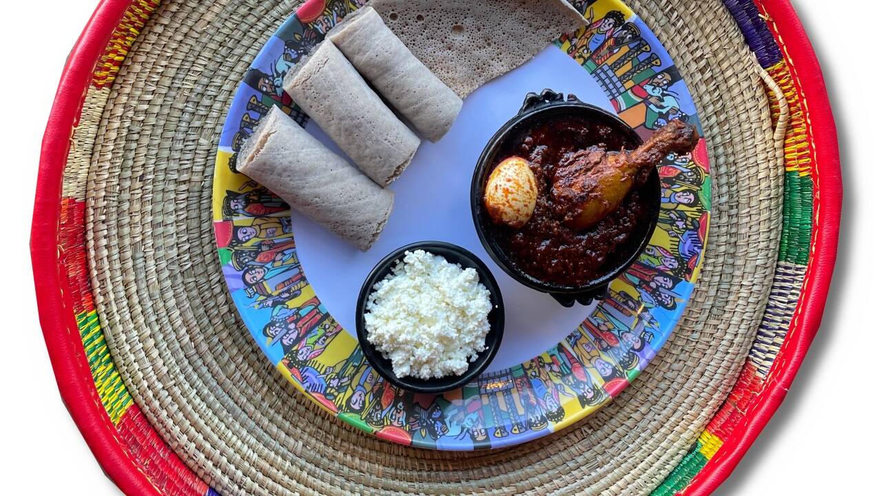Afrikanisches Schmorhuhn – mit Teigfladen und Frischkäse. Am besten genossen, wenn alle gemeinsam im Kreis sitzen. Frei nach der Ubuntu-Devise: Ich bin, weil wir sind.  