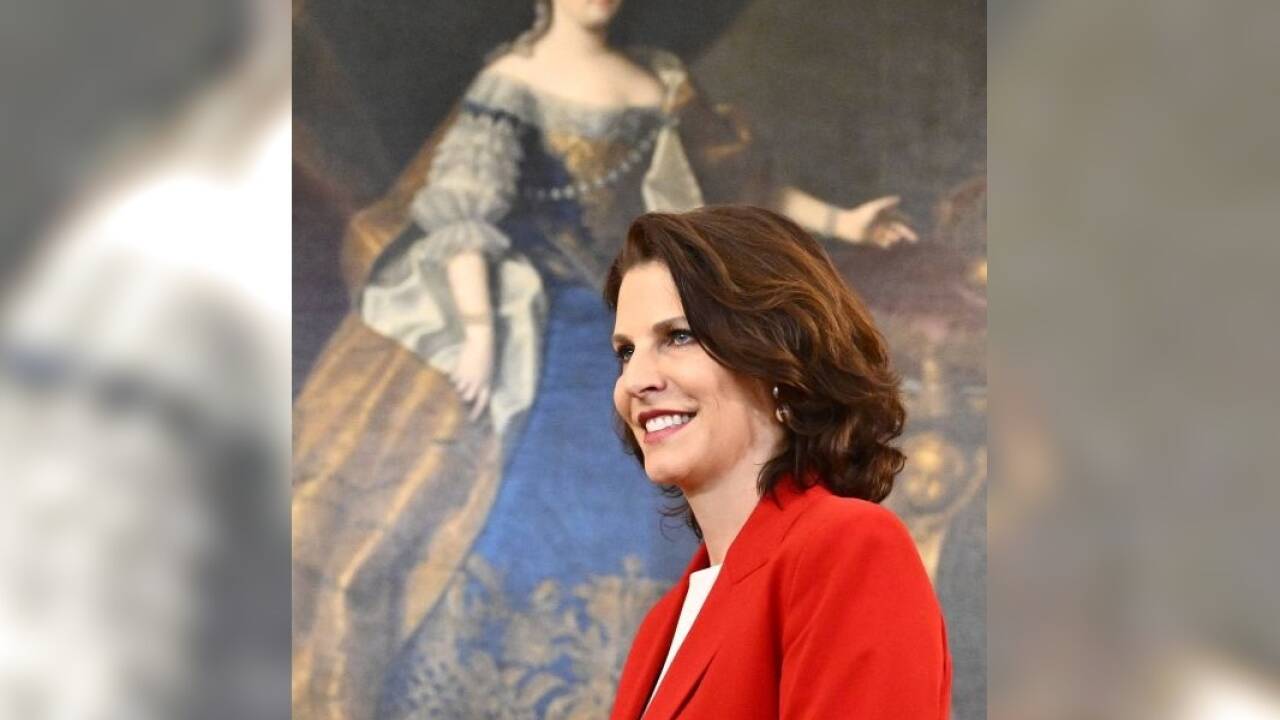 Karoline Edtstadler posierte vor dem Gemälde Maria Theresias. 