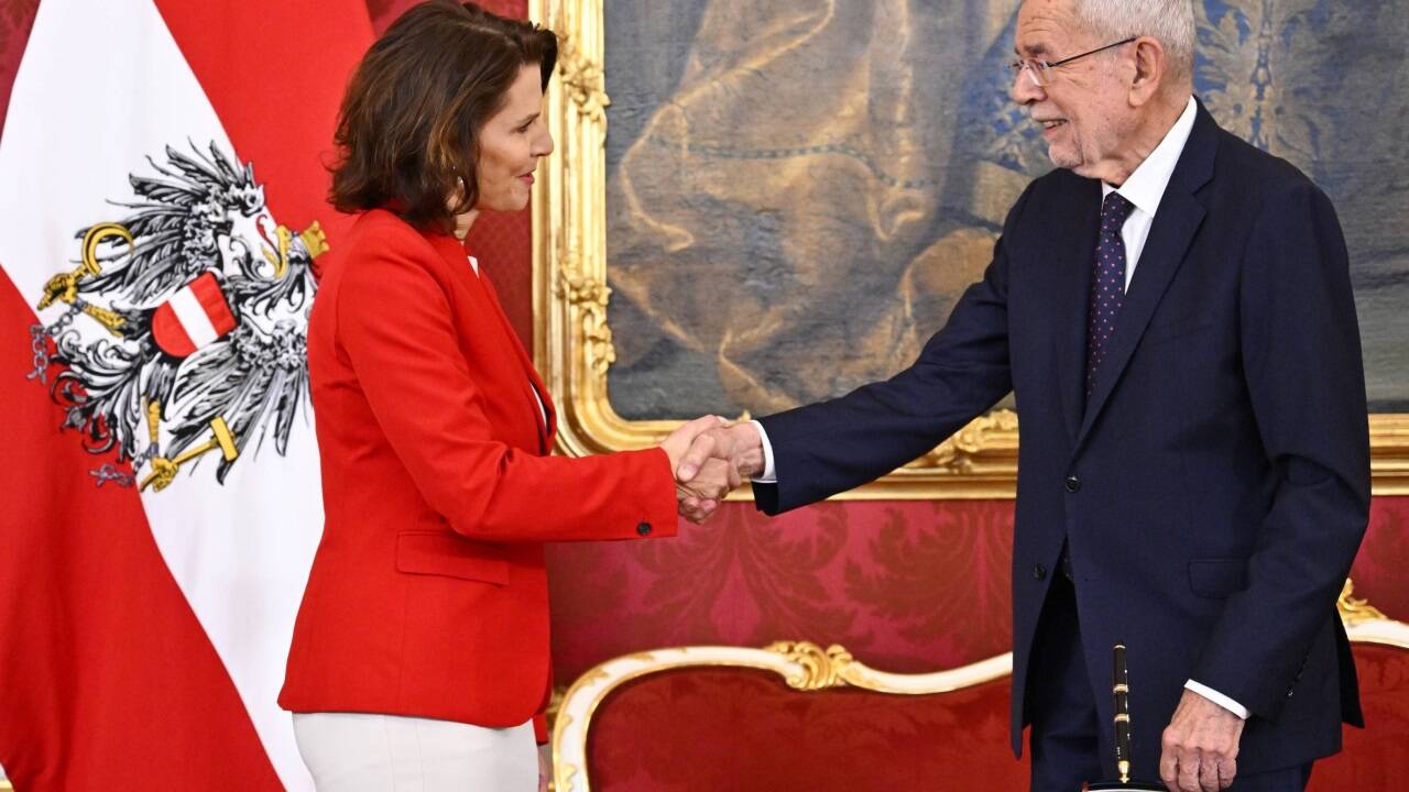 Ein herzlicher Händedruck: Angelobung der neuen Salzburger Landeshauptfrau Karoline Edtstadler durch den Bundespräsidenten Alexander Van der Bellen.  