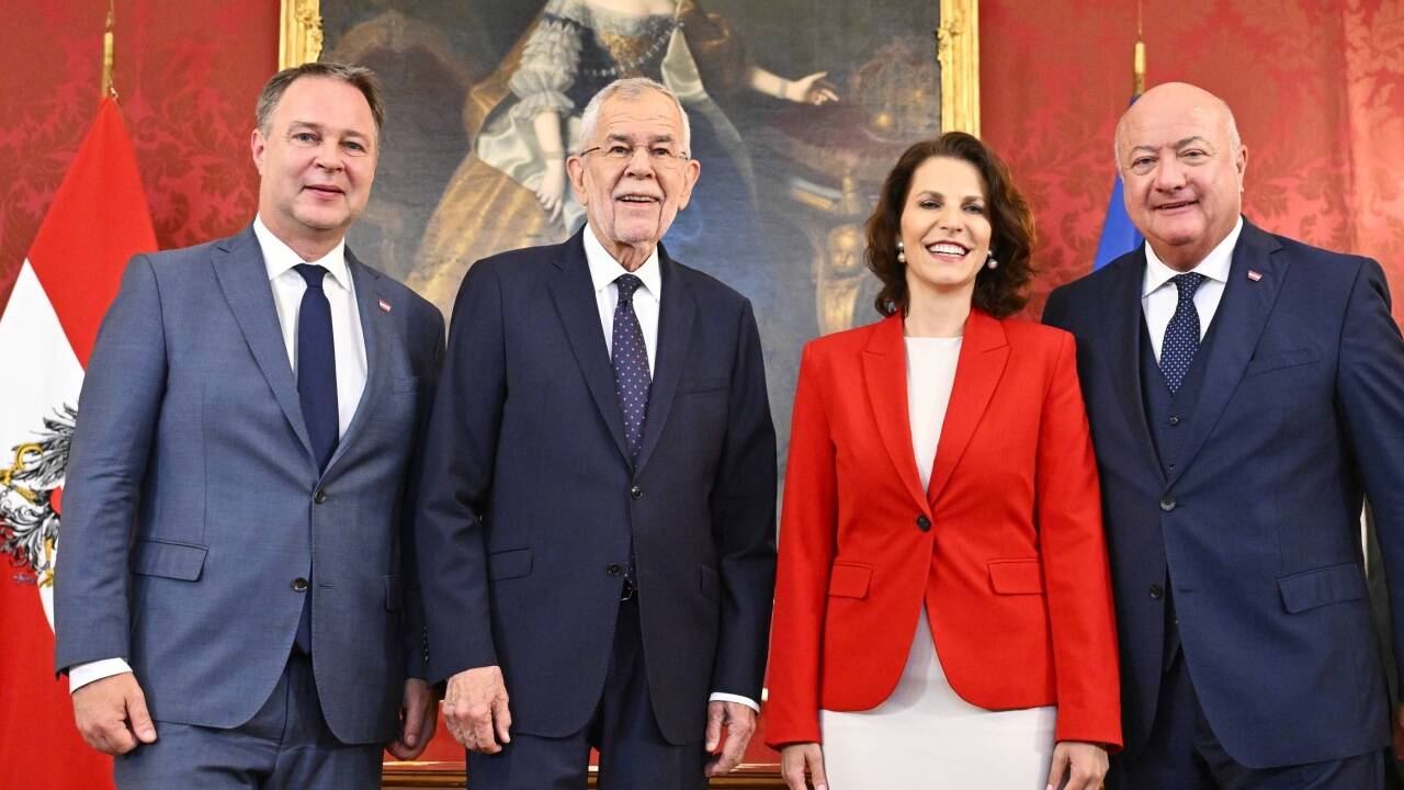 Gruppenbild mit Dame: Andreas Babler, Alexander Van der Bellen, Karoline Edtstadler, Christian Stocker. 