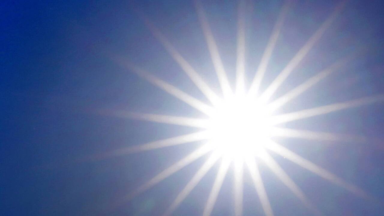 Bei langanhaltend hohen Temperaturen steigt die Gefahr von Hitzeerkrankungen. 